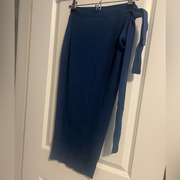 Beautiful Sweater Skirt Set - Picture 6 of 7